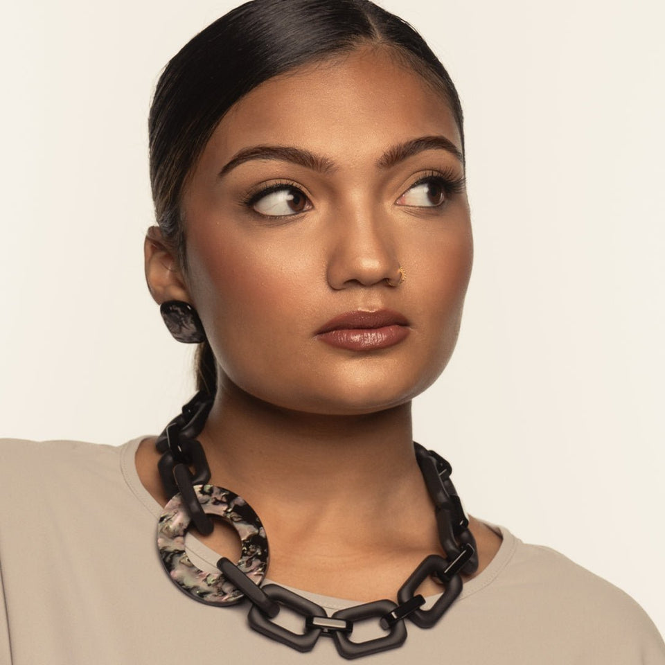 Claudia Necklace Black Pearl - Wear with style