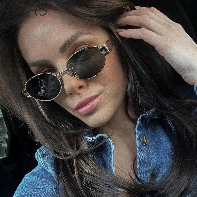 Stylish oval sunglasses - Wear with style