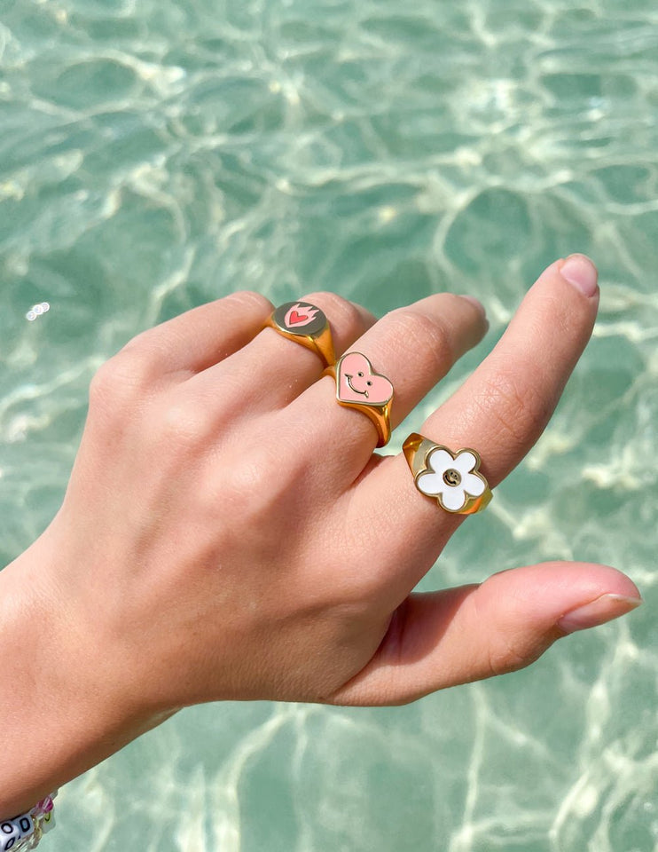 White Smiley Flower Ring - Wear with style