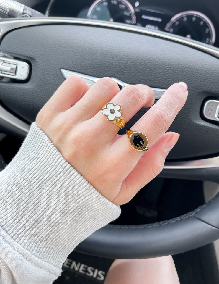 White Smiley Flower Ring - Wear with style