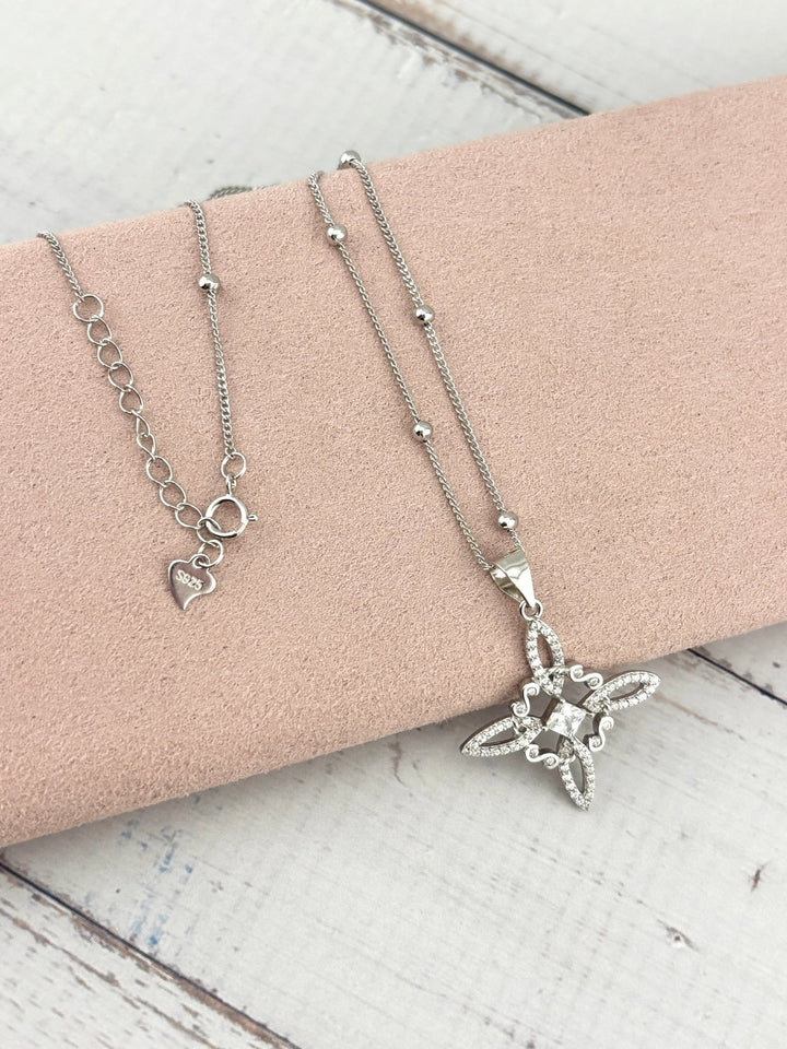 Witch Knot Necklace in 925 Silver with Beaded Chain | Collar nudo de bruja plata 925 con cadena de bolitas - Wear with style