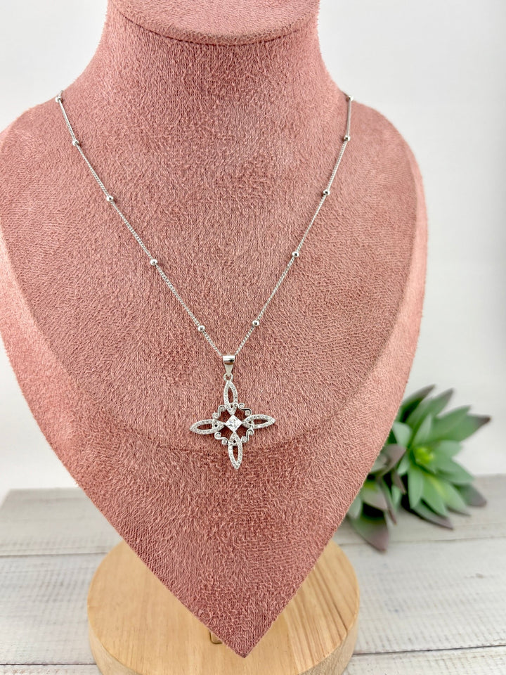 Witch Knot Necklace in 925 Silver with Beaded Chain | Collar nudo de bruja plata 925 con cadena de bolitas - Wear with style