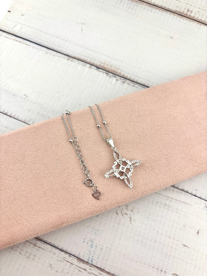 Witch Knot Necklace in 925 Silver with Beaded Chain | Collar nudo de bruja plata 925 con cadena de bolitas - Wear with style